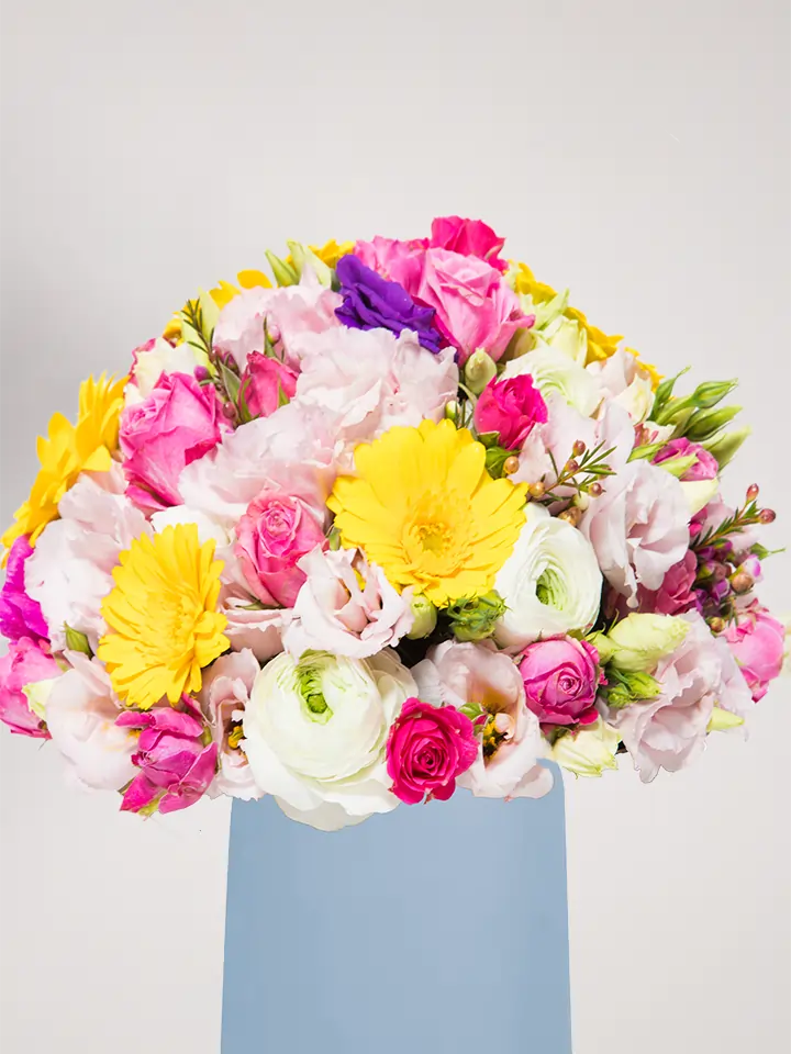 Bouquet fiori misti colorati close up